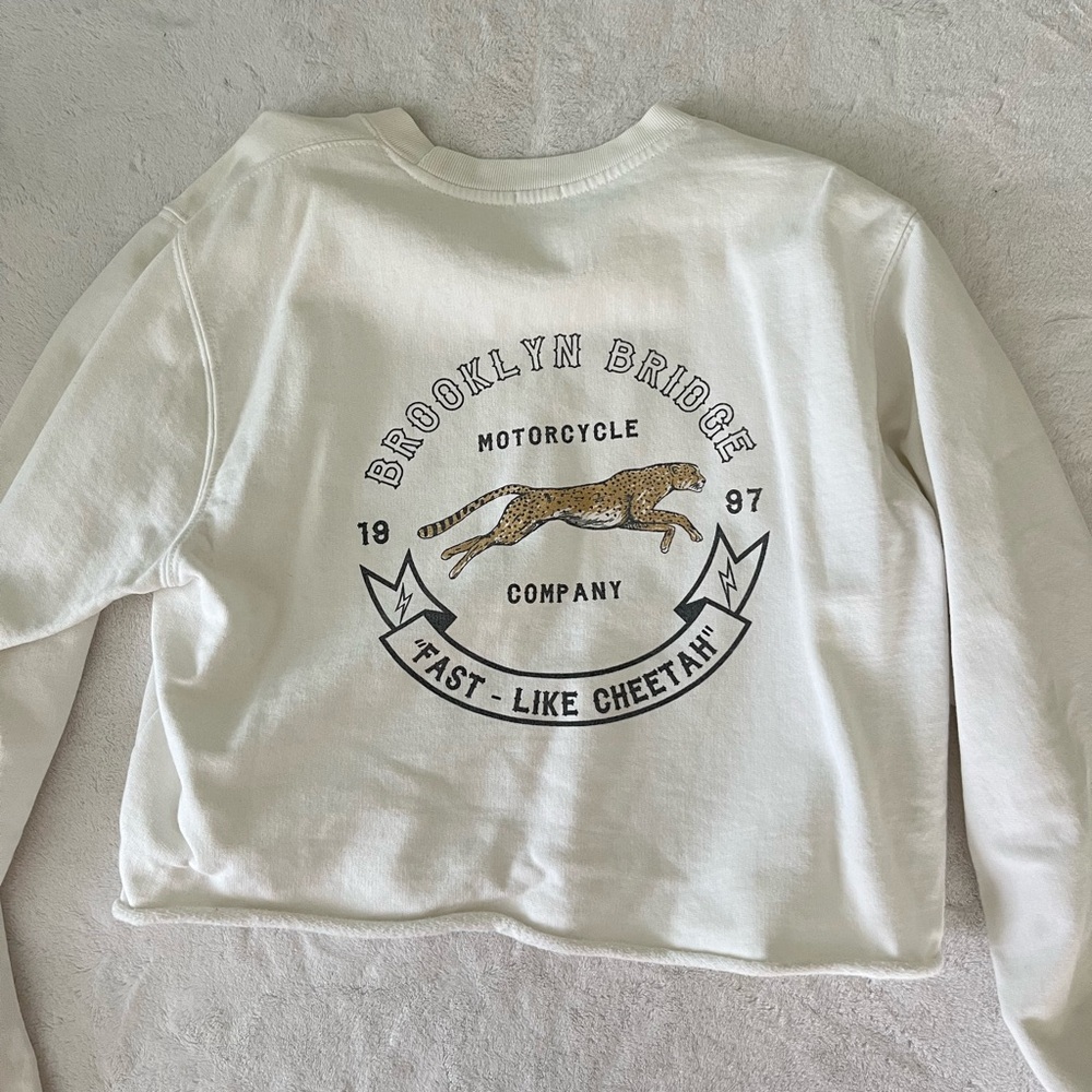 White “Fast Like Cheetah” Brooklyn Bridge cropped crewneck